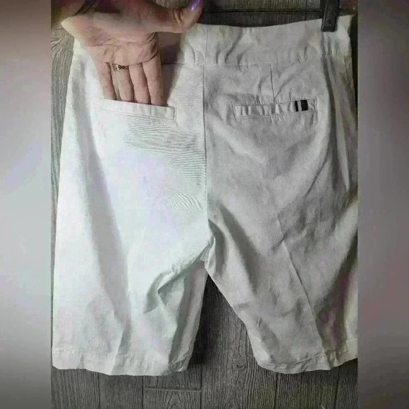 Tommy Hilfiger white Bermuda shorts in size 0. - Picture 5 of 6